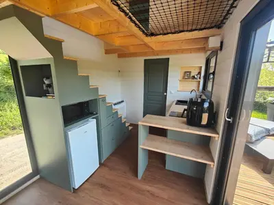 Cuisine ou kitchenette dans l'établissement Tiny House Le Petit Nid du Pré