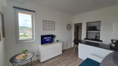 Télévision ou salle de divertissement dans l'établissement Studio Siouville-Hague à côté école de surf