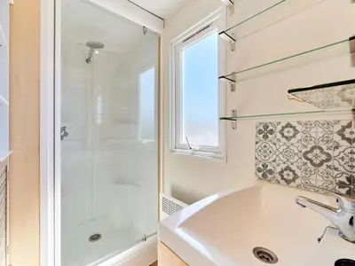 Salle de bains dans l'établissement Holiday Home Super Octalia - camping 5 by Interhome