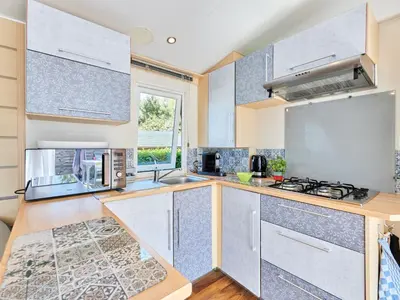 Cuisine ou kitchenette dans l'établissement Holiday Home Super Octalia - camping 5 by Interhome