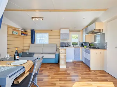 Cuisine ou kitchenette dans l'établissement Holiday Home Super Octalia - camping 5 by Interhome