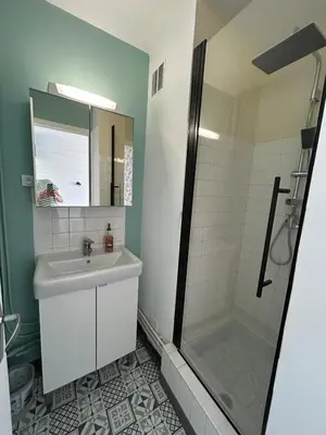Salle de bains dans l'établissement Studio Lumineux à 2 pas de la Rue de la Mer