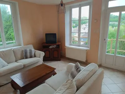 Télévision ou salle de divertissement dans l'établissement La Maison de Falaise