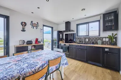 Cuisine ou kitchenette dans l'établissement La Côte des îles - à 600m de la plage
