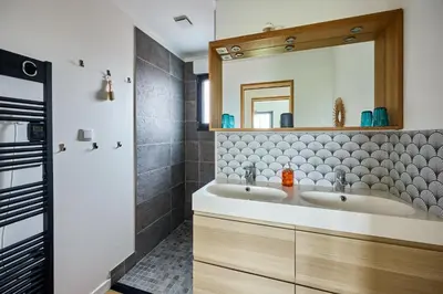 Salle de bains dans l'établissement La Côte des îles - à 600m de la plage