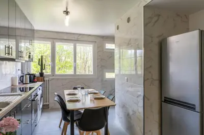 Cuisine ou kitchenette dans l'établissement Spacieux Appartement 4 Chambres
