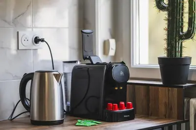 Plateau bouilloire dans l'établissement Spacieux Appartement 4 Chambres