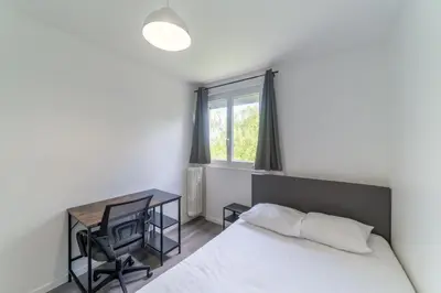 Un ou plusieurs lits dans un hébergement de l'établissement Spacieux Appartement 4 Chambres