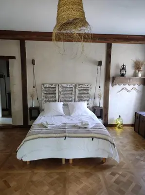 Un ou plusieurs lits dans un hébergement de l'établissement La Cour Souveraine - Chambre d'hôtes La Péninsule