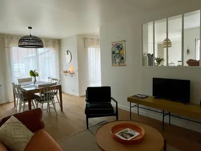 Télévision ou salle de divertissement dans l'établissement La Comète by Melrose