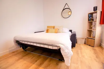 Un ou plusieurs lits dans un hébergement de l'établissement L'Atelier maritime, Studio 2min Ferry & La Cité de la Mer, Cherbourg, Intendance Luxury Host