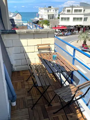 Vue générale sur la mer ou vue sur la mer prise depuis l'appartement