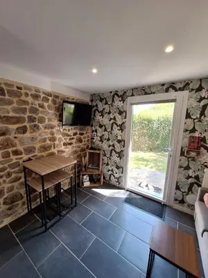 Télévision ou salle de divertissement dans l'établissement Gîte Les P'tites Salines