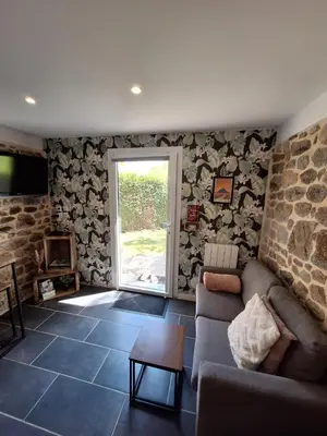 Coin salon dans l'établissement Gîte Les P'tites Salines