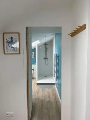 Salle de bains dans l'établissement Maison cosy à Aure sur Mer