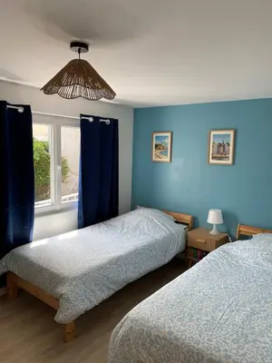 Un ou plusieurs lits dans un hébergement de l'établissement Maison cosy à Aure sur Mer