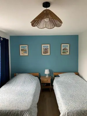 Un ou plusieurs lits dans un hébergement de l'établissement Maison cosy à Aure sur Mer