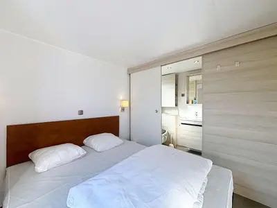 Un ou plusieurs lits dans un hébergement de l'établissement Mobil-home spacieux 6 pers, 3 ch, 2 sdb, proche plage - FR-1-361A-98