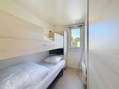 Un ou plusieurs lits dans un hébergement de l'établissement Mobil-home spacieux 6 pers, 3 ch, 2 sdb, proche plage - FR-1-361A-98