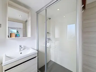 Salle de bains dans l'établissement Mobil-home spacieux 6 pers, 3 ch, 2 sdb, proche plage - FR-1-361A-98