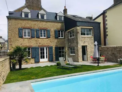 Piscine de l'établissement Jolie Maison avec piscine, proche Mt St Michel ou située à proximité