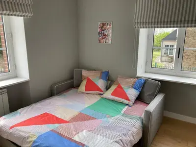 Un ou plusieurs lits dans un hébergement de l'établissement Jolie Maison avec piscine, proche Mt St Michel