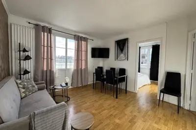 Télévision ou salle de divertissement dans l'établissement Central apartment with balcony - castle view