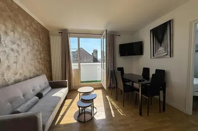 Coin salon dans l'établissement Central apartment with balcony - castle view
