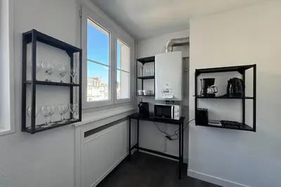 Cuisine ou kitchenette dans l'établissement Central apartment with balcony - castle view