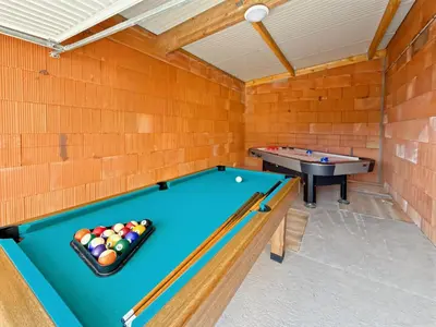 Billard dans l'établissement Charmant Gîte - Jardin, Billard & Pétanque