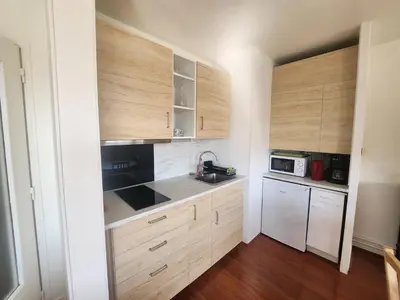 Cuisine ou kitchenette dans l'établissement Grand studio 40m² avec coin nuit, vue mer et port, parking privé - FR-1-746-29