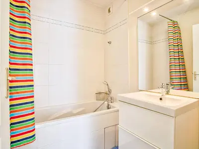 Salle de bains dans l'établissement Appartement lumineux avec balcon et piscine pour 5 personnes - FR-1-788-67