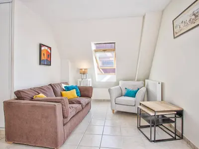 Coin salon dans l'établissement Appartement lumineux avec balcon et piscine pour 5 personnes - FR-1-788-67