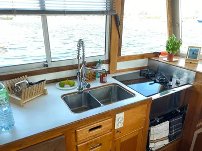 Cuisine ou kitchenette dans l'établissement Nuit insolite a bord d un bateau
