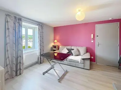 Coin salon dans l'établissement Appartement lumineux à Jullouville, proche plage, avec parking et wifi gratuit - FR-1-361-565