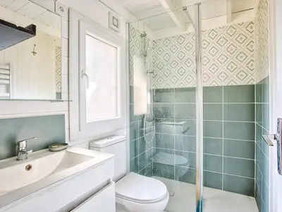 Salle de bains dans l'établissement Chalet authentique à deux pas de la plage, parfait pour se détendre - FR-1-788-69