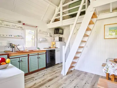 Cuisine ou kitchenette dans l'établissement Chalet authentique à deux pas de la plage, parfait pour se détendre - FR-1-788-69