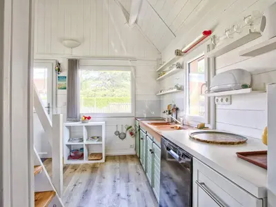 Cuisine ou kitchenette dans l'établissement Chalet authentique à deux pas de la plage, parfait pour se détendre - FR-1-788-69