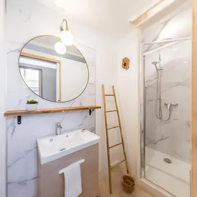 Salle de bains dans l'établissement Séjour familial haut de gamme spa et confort près des plages du Débarquement