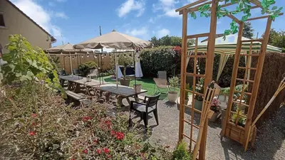 Jardin de l'établissement Séjour familial haut de gamme spa et confort près des plages du Débarquement