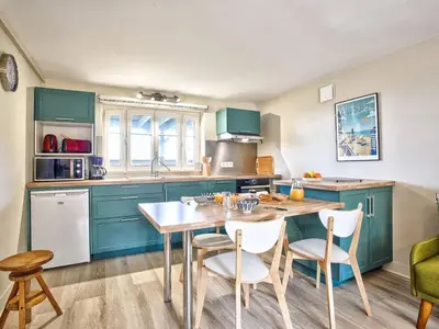 Cuisine ou kitchenette dans l'établissement Villa VertMer : Évasion paisible entre plénitude et plage - FR-1-788-71