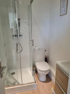 Salle de bains dans l'établissement Le Bayeusain