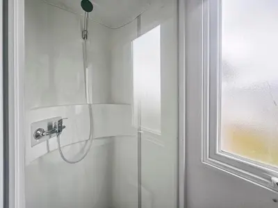 Salle de bains dans l'établissement Pause à Litteau