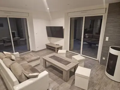 Télévision ou salle de divertissement dans l'établissement p'tite maison de PH