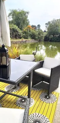 Coin salon dans l'établissement Roulotte Mon rêve en Normandie