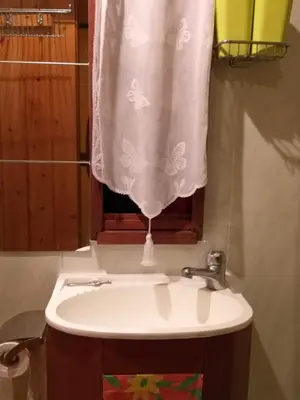 Salle de bains dans l'établissement Roulotte Mon rêve en Normandie