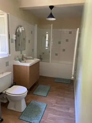 Salle de bains dans l'établissement Maison spacieuse entre Bois Mer et Marais