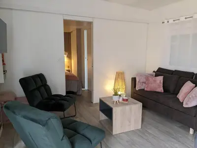 Coin salon dans l'établissement Les petites maisons dans la monterie - Le Jardin -