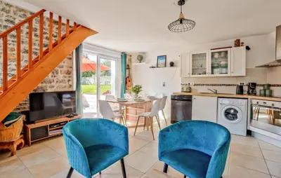Cuisine ou kitchenette dans l'établissement Awesome Home In Quettreville-Sur-Sienn With Wifi