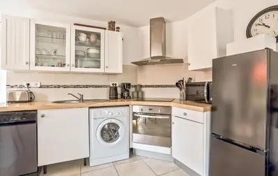 Cuisine ou kitchenette dans l'établissement Awesome Home In Quettreville-Sur-Sienn With Wifi